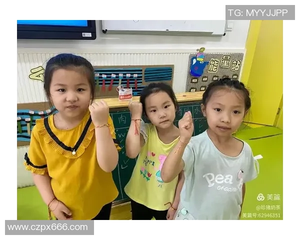 足球明星挑战吃鸡蛋大赛精彩视频分享引发网友热议与欢笑