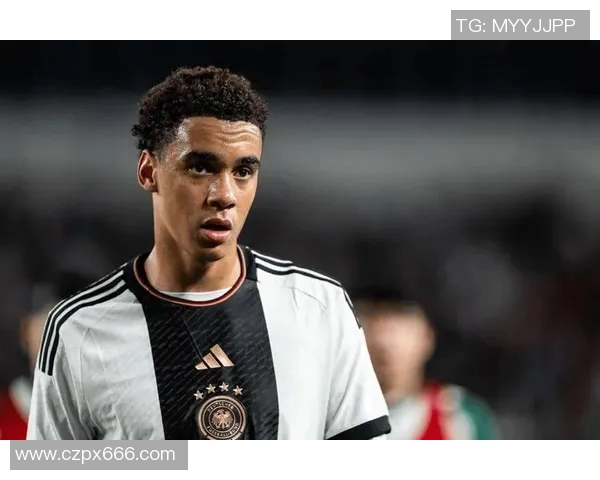 足球明星穿透视裤子引发热议时尚与运动的完美结合